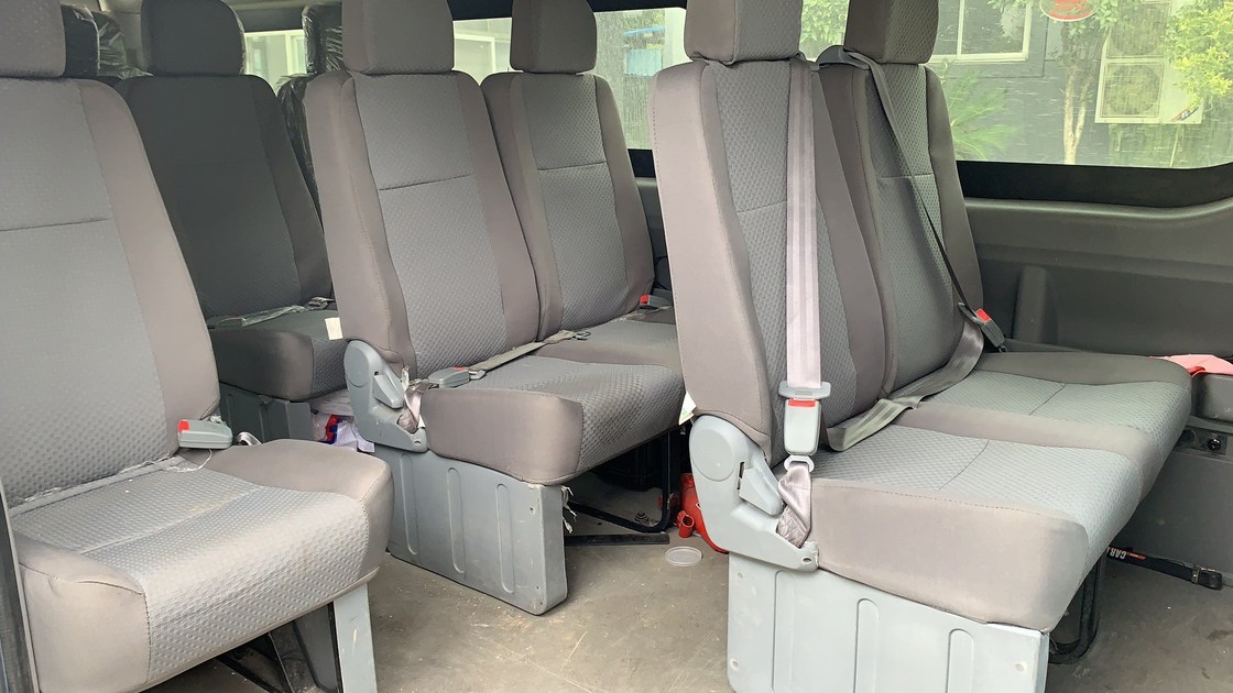 2+1 การจัดวาง Hiace ที่นั่งรถบัส Durbale ความทนทานสูงสําหรับร่างกายแคบ